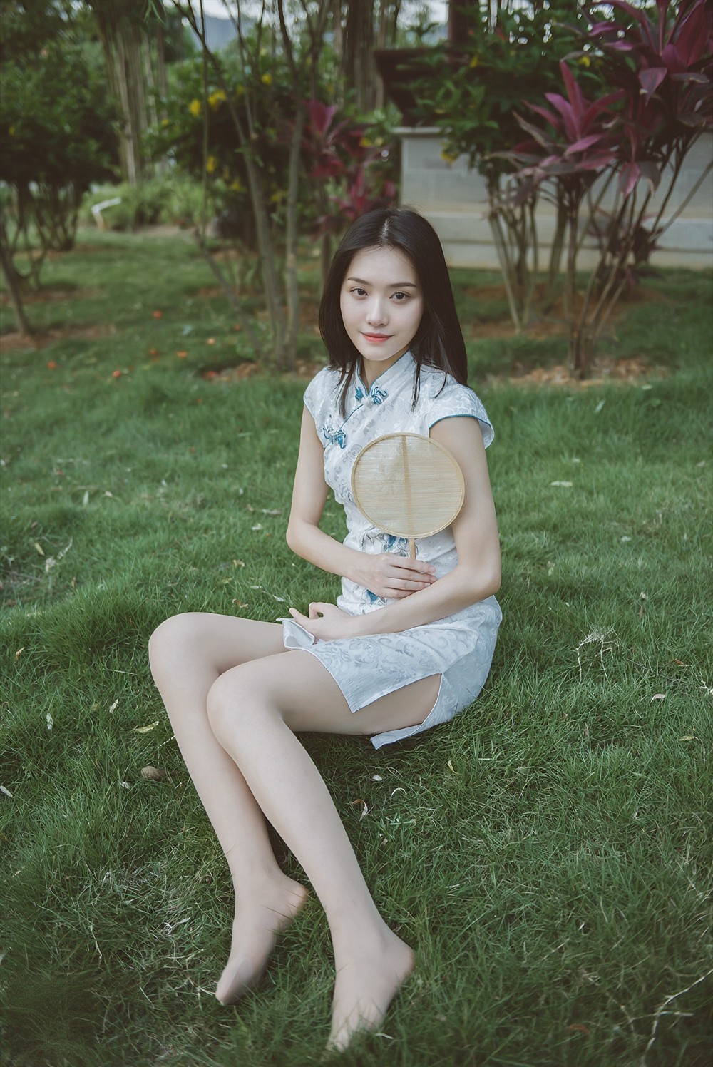 B016-草地上的旗袍